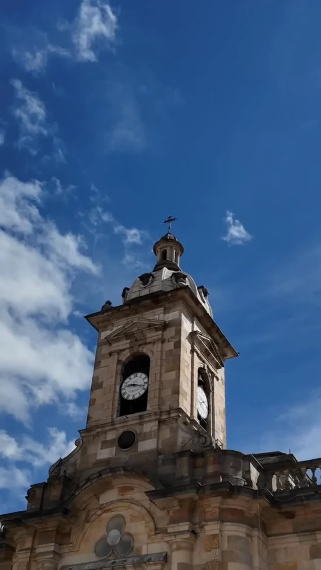 José Vicente nunca pensó que, a su edad, estaría en la universidad aprendiendo sobre agricultura. Hoy, junto a otras familias de El Salitre, en Paipa, está explorando nuevas formas de producir, generar ingresos y pensar el futuro de su comunidad.

A través del proyecto Cadenas de Valor, siete familias recibieron formación en producción y comercialización de hortalizas y participaron en el desarrollo de un proyecto productivo comunitario para generar nuevas alternativas de ingreso.

Una iniciativa de Transforma, desarrollada en alianza con la @alcaldiadepaipa , que pone en el centro a quienes están construyendo otras formas de pensar el futuro económico del municipio.